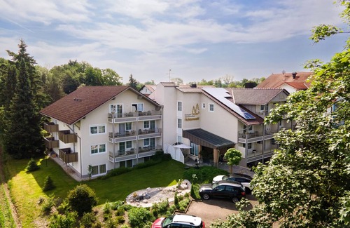 Riedenburg Apartment | Helle, neu renovierte Suite mit hochwertigen Schreinermöbeln und zwei Balkonen