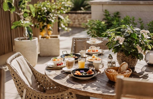 Riedenburg Apartment | Helle, neu renovierte Suite mit hochwertigen Schreinermöbeln und zwei Balkonen