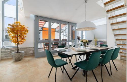 Erding Apartment | HELLOFLATS - Großes Luxus-Penthouse für bis zu 8 Gäste - Balkon & Parkplatz - im Herzen von Erding - Therme 10 Min - Flughafen 15 Min