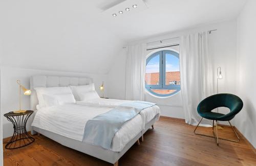 Erding Apartment | HELLOFLATS - Großes Luxus-Penthouse für bis zu 8 Gäste - Balkon & Parkplatz - im Herzen von Erding - Therme 10 Min - Flughafen 15 Min