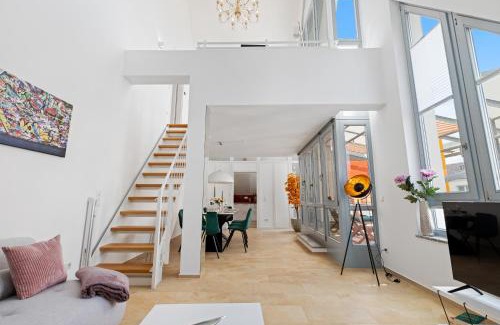 Erding Apartment | HELLOFLATS - Großes Luxus-Penthouse für bis zu 8 Gäste - Balkon & Parkplatz - im Herzen von Erding - Therme 10 Min - Flughafen 15 Min