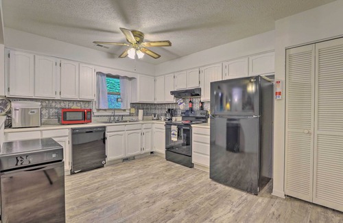 Bat Cave House | Hendersonville Retreat < 4 Mi to Lake Lure!