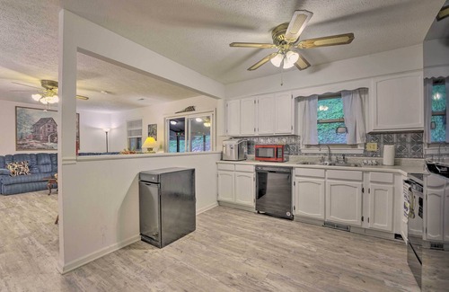 Bat Cave House | Hendersonville Retreat < 4 Mi to Lake Lure!