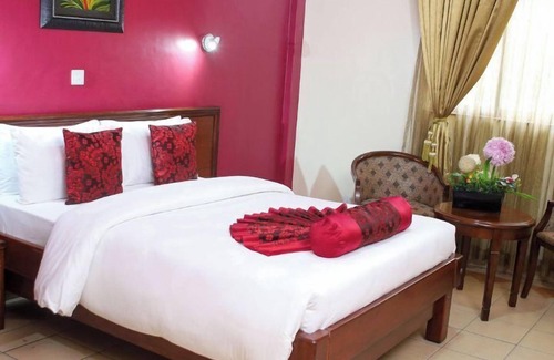 Ngara West Hotel | Hennessis Hotel