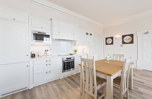 Broadstone Apartment | Henrietta Suites City Centre