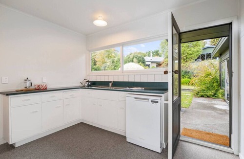 Taupo House | Henry's Bach with Wi-Fi