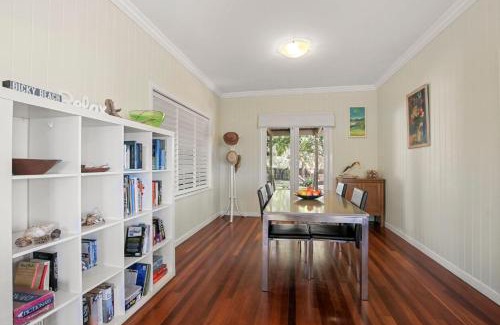 Dicky Beach House | Henzell Street 28 Dicky Beach