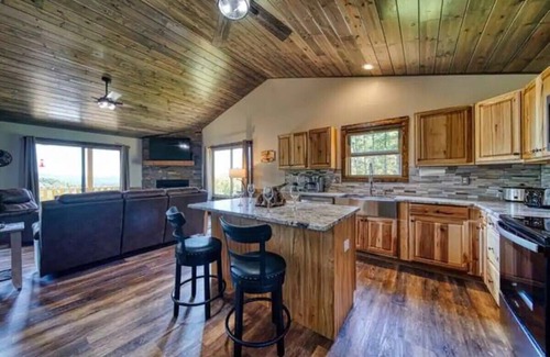 Upper Peachtree Cabin | "Her Endless Views" cabin has incredible mountain views, hot tub, and firepit