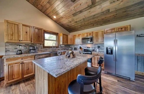 Upper Peachtree Cabin | "Her Endless Views" cabin has incredible mountain views, hot tub, and firepit