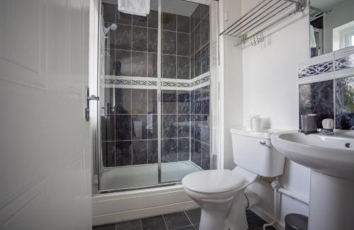 Hereford Apartment | Hereford - Kestrel House - 4 Bedroom House Close to City With Parking - Sleeps 7 - Suitable for Family Gatherings or Contractors With Vehicles - Hosted by RENTMYHOUSE