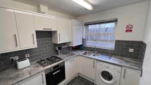 Hereford Apartment | Hereford - Kestrel House - 4 Bedroom House Close to City With Parking - Sleeps 7 - Suitable for Family Gatherings or Contractors With Vehicles - Hosted by RENTMYHOUSE