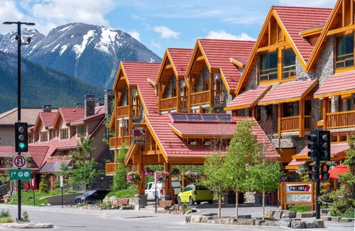 Banff House | Heritage House near Centre | Rooftop Hot Pools