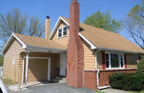 Harrisburg House | Hershey Park Just 3 miles From Wildwoods Inn Hershey Road Pets stay free charge