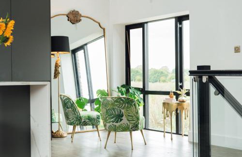 Hemel Hempstead Villa | Herts Haven, Luxury 2 Bedroom En Suite Barn With Beautiful Views, Free Parking, PS5 & More!