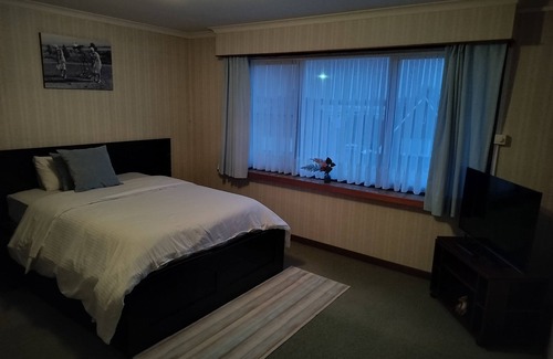 Vrasene House | Hi.nIt's family house with rooms , private room wifi shared kitchen,WC , douche.