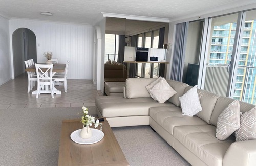 Surfers Paradise Apartment | Hi Surf Beachfront Resort Apartments