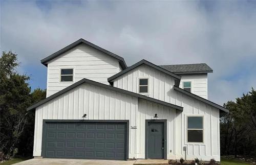 Granbury House | Hi-Tech Haven by Hospital & Lake