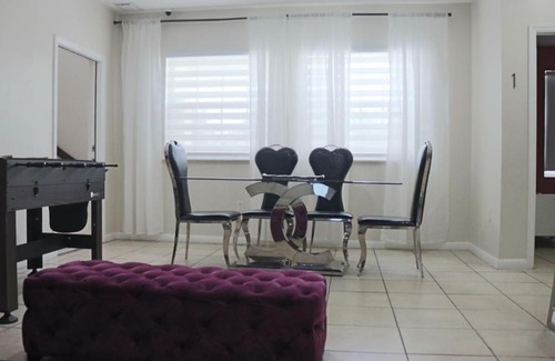 Seybold House | HIDDEN GEM 10 BEDROOMS, SLEEPS 20! 10 MINUTES FROM BEACH, CRUISE PORT, WYNWOOD