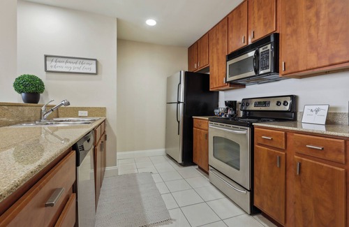 Central Business District Hotel | Hidden Gem-5 Minute walk to French Quarter Bourbon