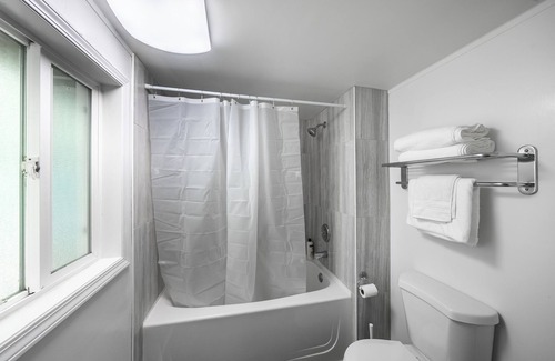 Regional District of Nanaimo House | Hidden Gem! - Across the Beach