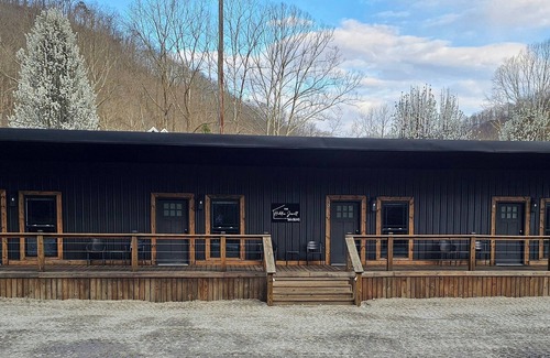 Dingess Apartment | Hidden Jewell Studio Suite #1 - 2BD/1BA Kitchenette & Washer/Dryer on Outlaws