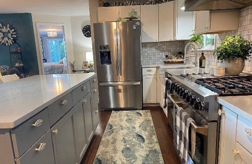 Shelton House | High Bank Waterfront Beach House with Amazing Mt Rainier and Puget Sound Views!