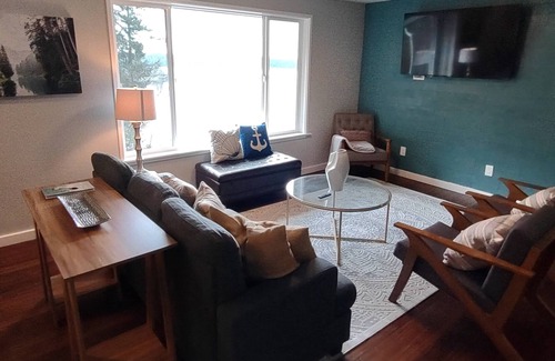 Shelton House | High Bank Waterfront Beach House with Amazing Mt Rainier and Puget Sound Views!