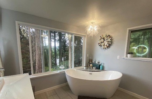 Shelton House | High Bank Waterfront Beach House with Amazing Mt Rainier and Puget Sound Views!