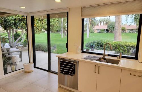 Palm Desert House | High-End Mid-Century Condo on the golf course