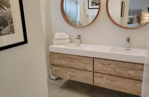 Palm Desert House | High-End Mid-Century Condo on the golf course