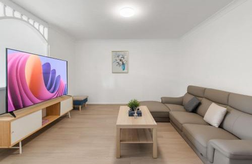 Macgregor House | High Value 4Beds with Workspace Near Mall and Highway