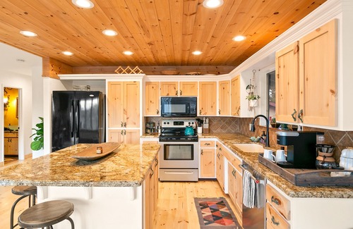 Joshua Tree House | 🌵 High View and Casita - Hot Tub, Fire Pit & BBQ in Joshua Tree! 🌵