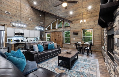 Hochatown Cabin | High West: high-end 1BR suite +bunk room+playscape