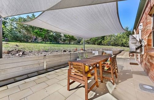 Robin Hill House | Highfields - Rural Entertainer with Valley Views