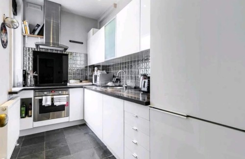 Hillrise Apartment | Highgate maisonette, roof terrace & great views in quiet tree lined street.