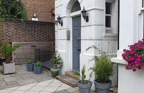 Hillrise Apartment | Highgate maisonette, roof terrace & great views in quiet tree lined street.