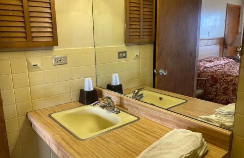 Highland Hills Hotel | Highland Manor Motel