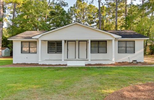Cheraw Apartment | Hike and Explore Cheraw Apt 7 Mi to Lake Juniper!