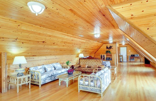 Fairfield Bay Apartment | Hike & Fish: Studio w/Pool Access in Shirley!