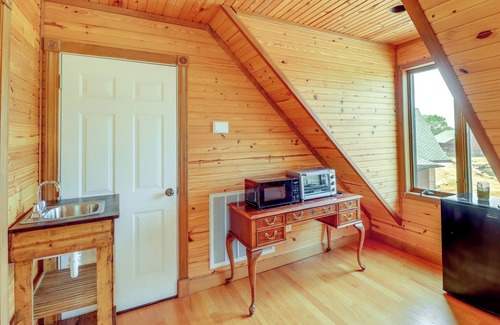 Fairfield Bay Apartment | Hike & Fish: Studio w/Pool Access in Shirley!