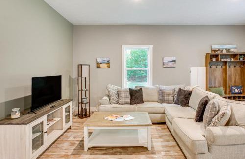 Lake Ann House | Hike, Ski and Unwind Michigan Escape with Fire Pit!