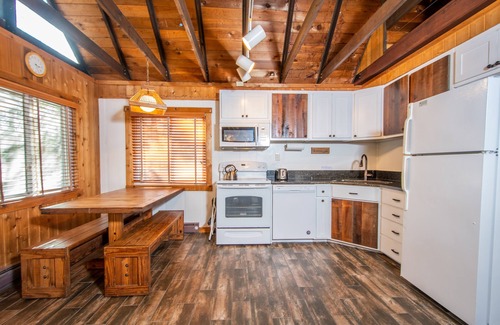 North Glade Hills House | Hildy's Hideaway | Dog Friendly + Lake Access