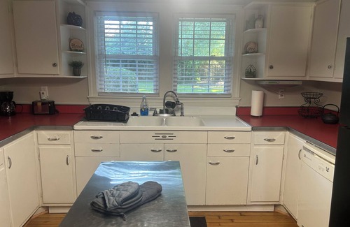 Paris House | Hill Crest Cottage in Horse Capital of KY! Sleeps 6