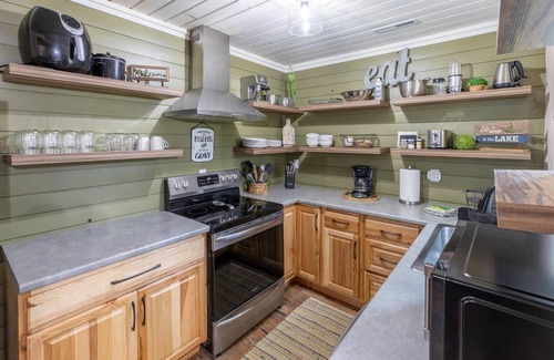 Minocqua House | Hill Hideaway Unit 2 – Pet-Friendly, Mid-Term Lake Retreat