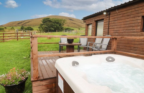 Preston Cottage | HILLCREST CROFT, family friendly, with hot tub in Chipping