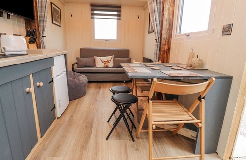 Preston Cottage | HILLCREST SHEPHERDS HUT, romantic, with hot tub in Chipping