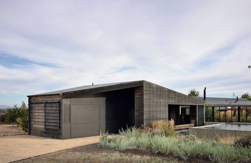Metcalfe House | HILLPLAINS HOUSE + COTTAGE - 100% OFF GRID LUXURY