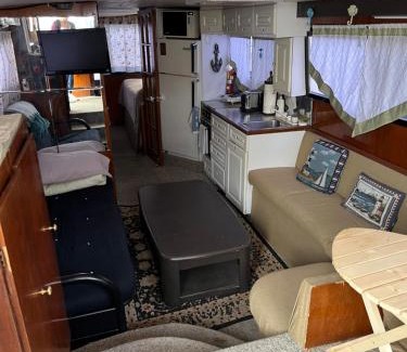 Alexandria Bay Hotel | Hills Motel & Marina