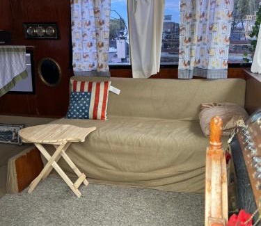 Alexandria Bay Hotel | Hills Motel & Marina