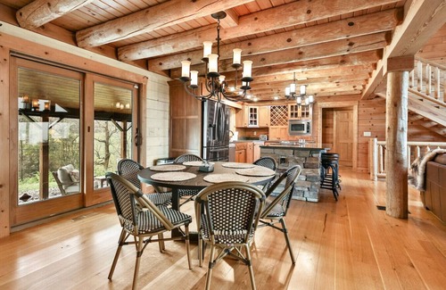 Shelbyville Cabin | Hillside Cabin w/Slps 20+ 11BD 3BA Fireplace & Hot Tub